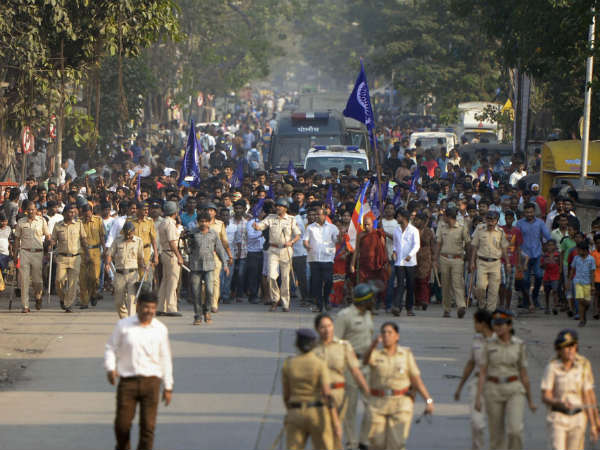 ಪ್ರತಿಭಟನಾಕಾರರೊಡನೆ ಪೊಲೀಸರ ಹೆಜ್ಜೆ!