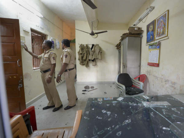 ಪೊಲೀಸರನ್ನೂ ಬಿಡದ ಪ್ರತಿಭಟನಾಕಾರರು