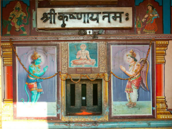 ರಥಬೀದಿಯಲ್ಲಿರುವ ಕನಕನ ಗುಡಿ ರಥಬೀದಿಯಲ್ಲಿರುವ ಕನಕನ ಗುಡಿ