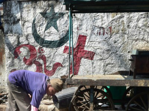  ಡಿಡಿಟಿ ಸಿಂಪಡಿಸುತ್ತಿರುವ ಬಿಬಿಎಂಪಿ ಕಾರ್ಮಿಕರು: