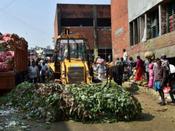  ತ್ಯಾಜ್ಯ ತೆರವುಗೊಳಿಸುತ್ತಿರುವ ಯಂತ್ರ:
