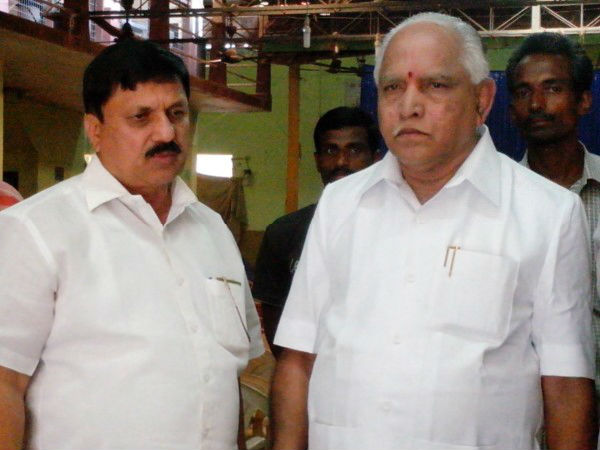 ಕ್ಷೇತ್ರದಲ್ಲಿ ತ್ರಿಕೋನ ಸ್ಪರ್ಧೆ