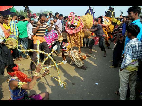 ಹಟಕೇಶ್ವರ ಯಾತ್ರೆಯಲ್ಲಿ ಜಾನಪದ ಕಲಾ ಪ್ರದರ್ಶನ