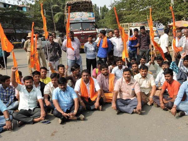 Bailhongal Hindu activists protest demanded the arrest of Deepak murder accused Bailhongal Hindu activists protest demanded the arrest of Deepak murder accused