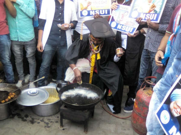 NSUI students sell Pakoda protesting Modi statement