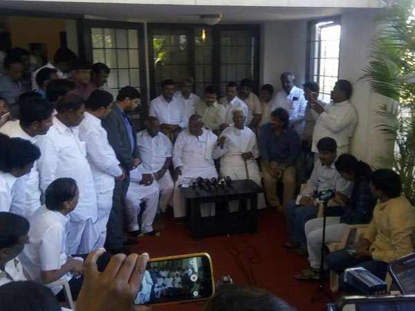 ಬೆಂಬಲಿಗರ ರಾಜೀನಾಮೆ