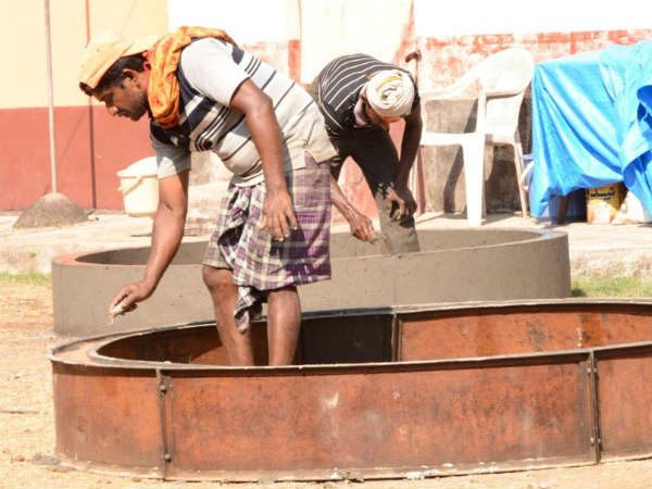 ಗಾರೆ ಕೆಲಸ ಮಾಡುತ್ತಿದ್ದಾರೆ