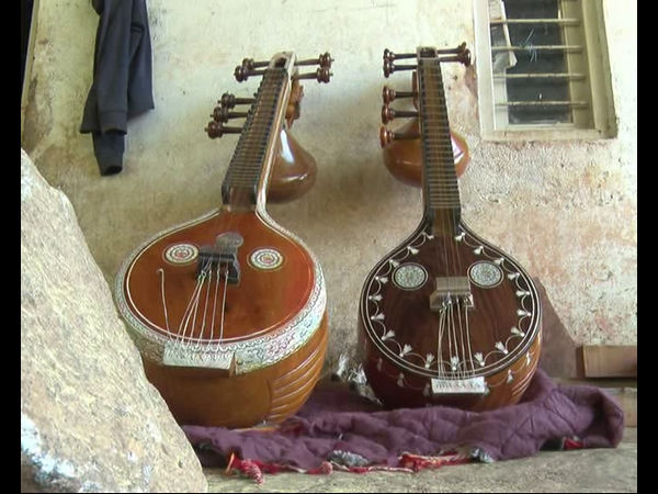 ದಲಿತರಿಂದ ವೀಣೆ ತಯಾರಿಕೆ