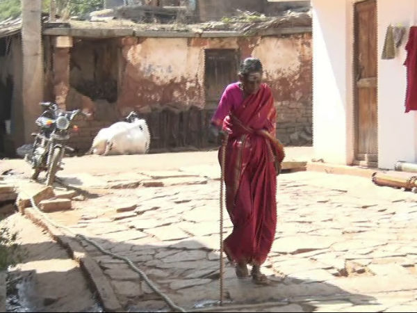 ಹೆರಿಗೆ ತರಬೇತಿ ಪಡೆದಿರುವ ಅಜ್ಜಿ ಹೆರಿಗೆ ತರಬೇತಿ ಪಡೆದಿರುವ ಅಜ್ಜಿ