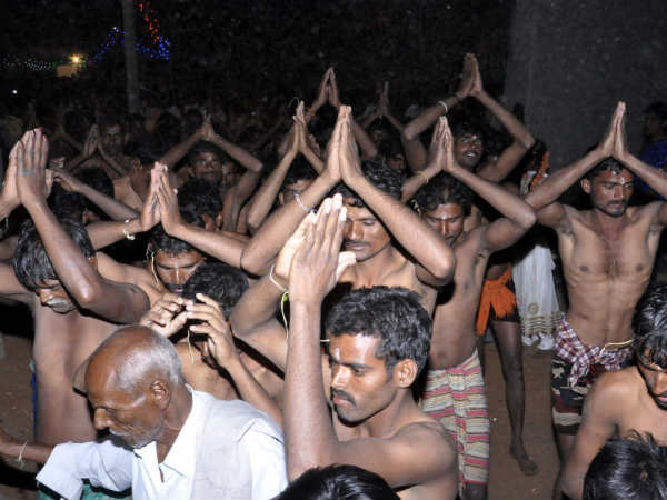 ಬೊಗಸೆಯಲ್ಲಿ ಕೆಂಡ ತೂರುವ ಜನರು