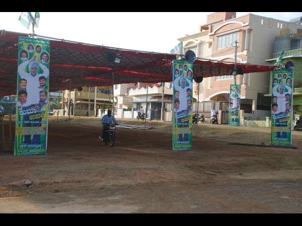 ಎಲ್ಲೆಲ್ಲೂ ಜೆಡಿಎಸ್ ಬಾವುಟ, ಫ್ಲೆಕ್ಸ್