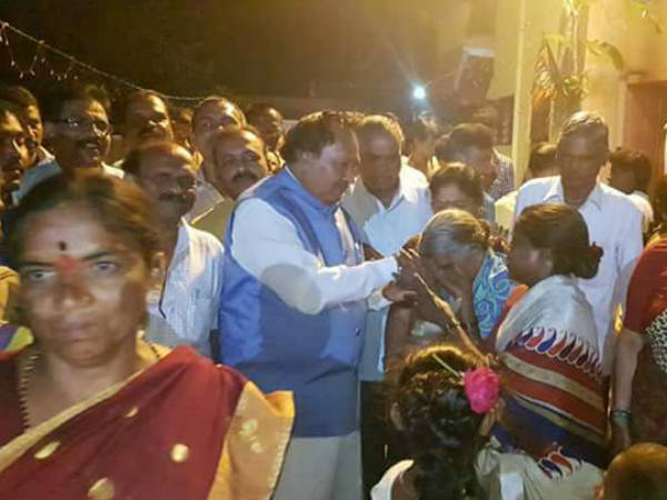 ಆರತಿ ಬೆಳಗುವ ಮೂಲಕ ಸ್ವಾಗತ