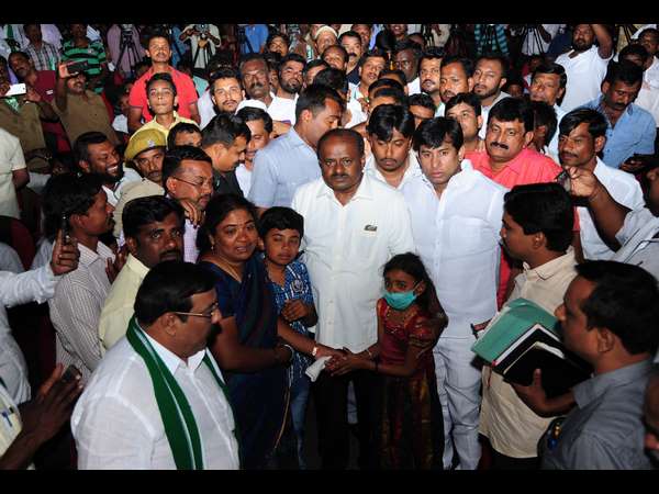 ವರ್ಷ ಹಿಂದಿನ ಕಥೆ