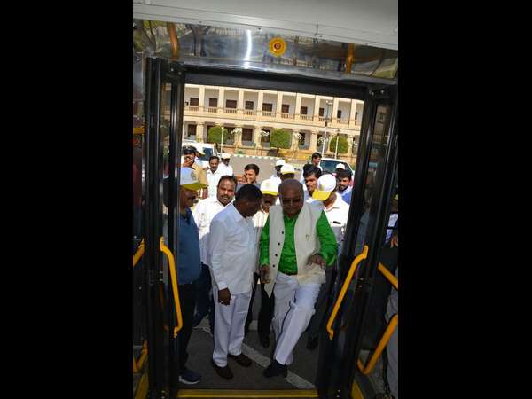 ಕ್ಯಾಬ್ ದರ ಇಳಿಸಲು ಮನವಿ