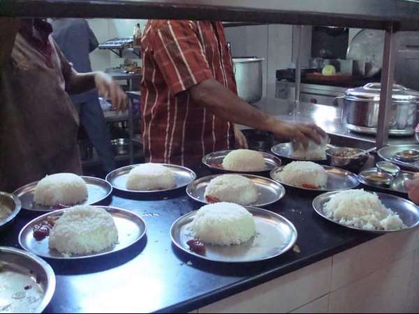 ವಿದ್ಯಾರ್ಥಿಗಳಿಗೆ ಮೃಷ್ಟಾನ್ನ ಭೋಜನ