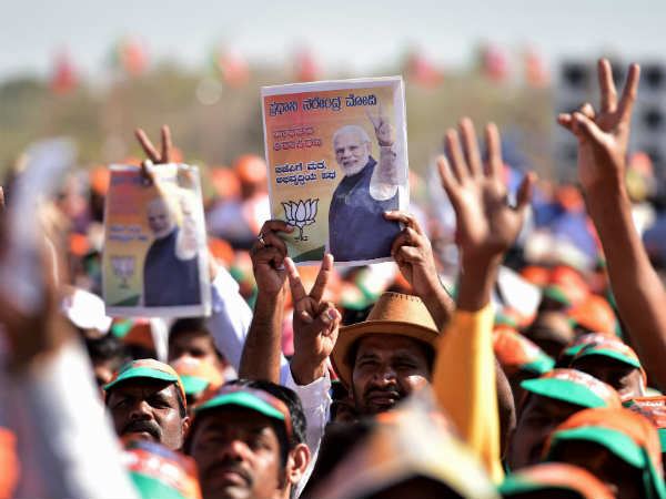 ಗೆಲುವಿನ ಚಿಹ್ನೆ ತೋರಿಸಿದ ಬಿಜೆಪಿ ಬೆಂಬಲಿಗರು 