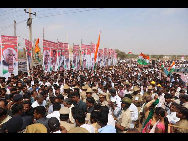 ನಿಮ್ಮ ಪಕ್ಕದಲ್ಲಿ ಯಾರಿದ್ದಾರೆ ನೋಡಿ ನಿಮ್ಮ ಪಕ್ಕದಲ್ಲಿ ಯಾರಿದ್ದಾರೆ ನೋಡಿ