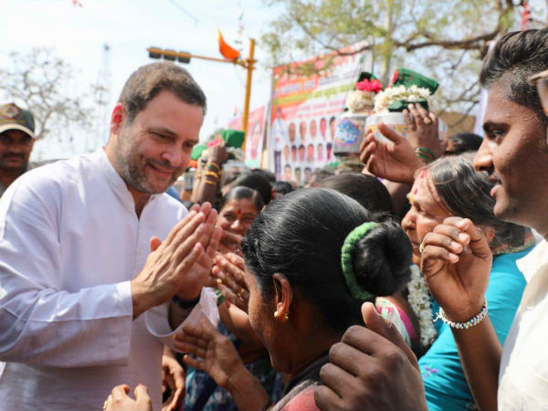 Rahul Gandhi starts his roadshow from Kushtagi to Karatagi in Koppal