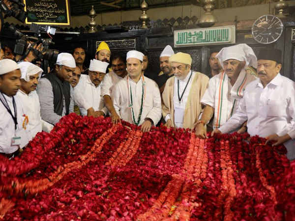 ದರ್ಗಾಕ್ಕೆ ಭೇಟಿ