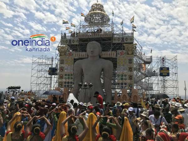 ಕಣ್ಣು ಹಾಯಿಸಿದಷ್ಟು ದೂರಕ್ಕೂ ಭಕ್ತರು ಕಣ್ಣು ಹಾಯಿಸಿದಷ್ಟು ದೂರಕ್ಕೂ ಭಕ್ತರು