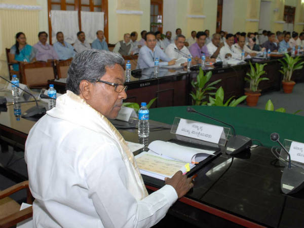 ಕೇಂದ್ರದ ಮೇಲೆ ಯಾವುದೇ ಹೊರ ಇಲ್ಲ ಕೇಂದ್ರದ ಮೇಲೆ ಯಾವುದೇ ಹೊರ ಇಲ್ಲ