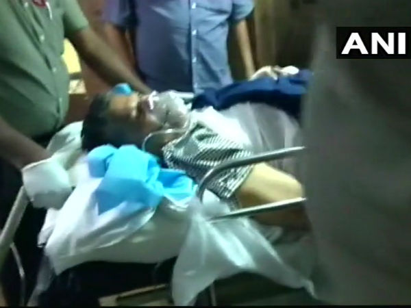 ಕೊಠಡಿ ಹೊರಗಿದ್ದ ಗನ್ ಮ್ಯಾನ್ ಕೊಠಡಿ ಹೊರಗಿದ್ದ ಗನ್ ಮ್ಯಾನ್