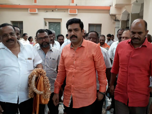 Yeddyurppa son Vijayendra visits Tumakuru Siddaganga mutt