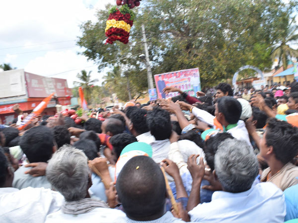 350Kg garland of apples to DK Shivakumar in Shrirangapatna