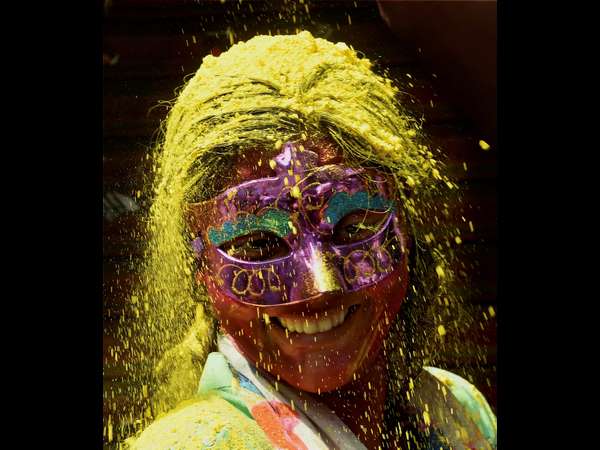 ಎಲ್ಲೆಲ್ಲೂ ಗುಲಾಲಿನ ರಂಗು...