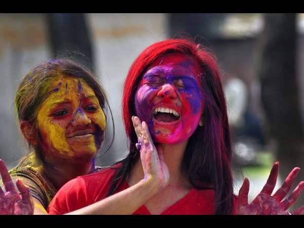ಸ್ನೇಹ ಸೂಚಕ ಈ ಬಣ್ಣದೋಕುಳಿ...