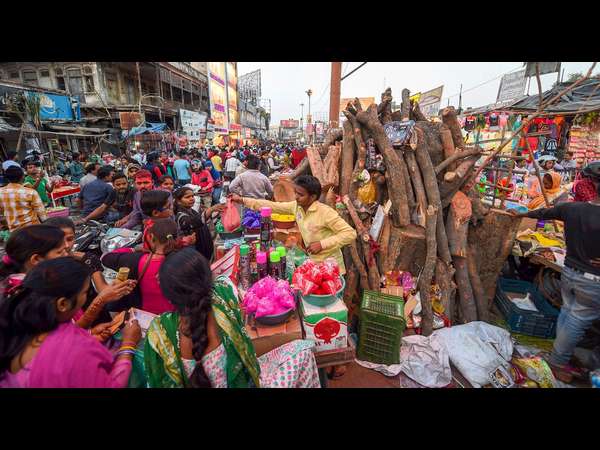 ಮಾರುಕಟ್ಟೆ ತುಂಬ ಬಣ್ಣದ್ದೇ ಸದ್ದು!