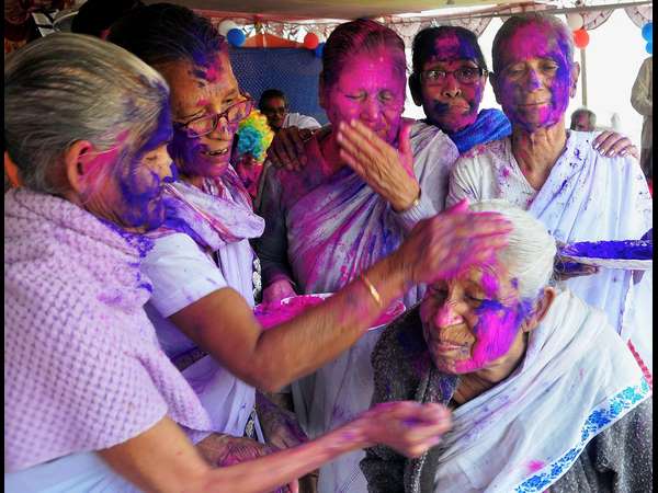 ಹೋಳಿಗಿಲ್ಲ ವಯಸ್ಸಿನ ಹಂಗು!
