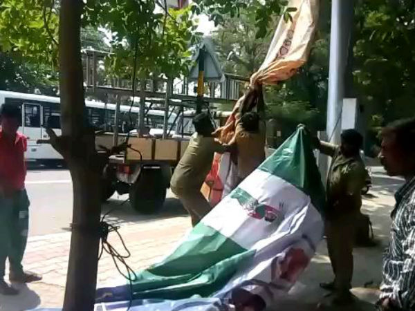 Flex removed in Mysuru by electrol officers