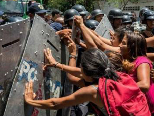 Venezuela fire: 68 die in Carabobo police station cells Venezuela fire: 68 die in Carabobo police station cells