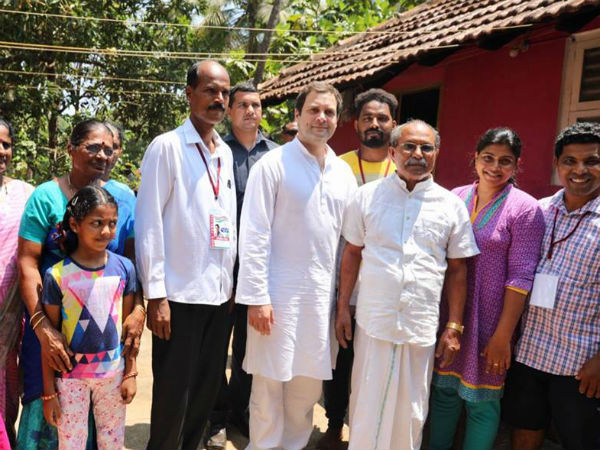 Rahul Gandhi eats Neer Dose in Udupi’s Thenka Yermal
