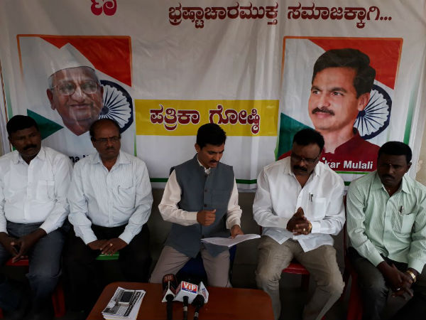 RTI activist Rajashekhar Mulali conducting Bengaluru-Bellari Padayatra