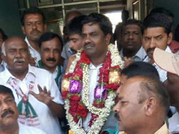 ಅಧ್ಯಕ್ಷ ಶಿವಕುಮಾರ್ ಗೆ ಕುರ್ಚಿ ಕೊಟ್ಟಿರಲಿಲ್ಲ