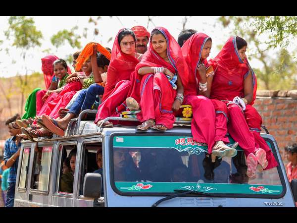  ವರನ ಆಯ್ಕೆಗೆ ಸಿಂಗಾರಗೊಂಡು ತೆರಳುತ್ತಿರುವ ಯುವತಿಯರು