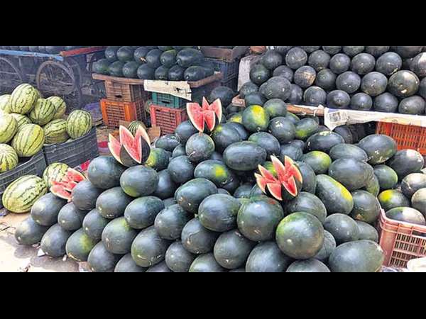 ಪಕ್ಕದ ಜಿಲ್ಲೆ, ರಾಜ್ಯಗಳಿಂದಲೂ ಹಣ್ಣು- ಎಳನೀರು ಮೈಸೂರಿಗೆ