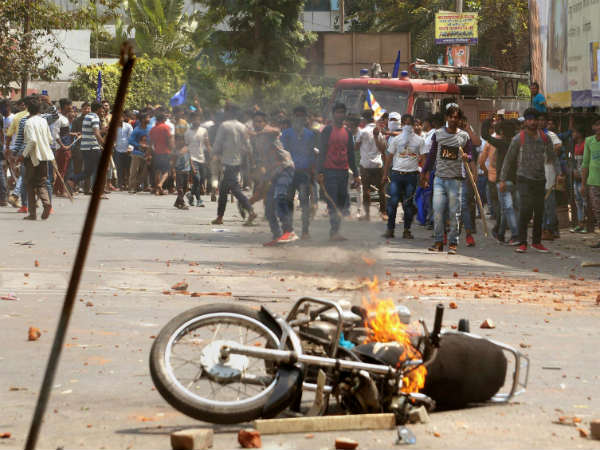 ಕಲ್ಲು ತೂರಾಟ, ಬೈಕ್ ಗೆ ಬೆಂಕಿ
