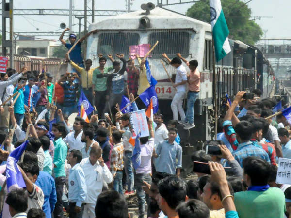 ರೈಲು ತಡೆದು ಆಕ್ರೋಶ ವ್ಯಕ್ತಪಡಿಸಿದ ದಲಿತ ಸಂಘಟನೆ ಕಾರ್ಯಕರ್ತರು