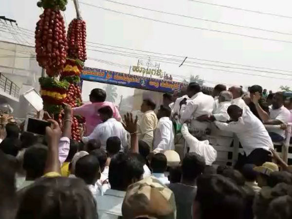 ಸೇಬನ್ನು ಜನರು ಹೆಲ್ಮೆಟ್, ಸೀರೆ ಹಾಗೂ ಟೋಪಿಗೆ ತುಂಬಿಕೊಂಡರು