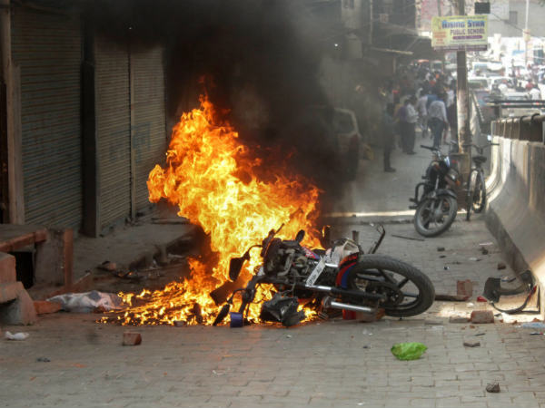 ಲಾಠಿ, ಬ್ಯಾನರ್, ಪೋಸ್ಟರ್ ಅನ್ನು ಪೂರೈಸಲಾಗಿತ್ತು ಲಾಠಿ, ಬ್ಯಾನರ್, ಪೋಸ್ಟರ್ ಅನ್ನು ಪೂರೈಸಲಾಗಿತ್ತು