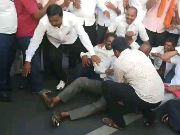 ಬಿಜೆಪಿ ಕಾರ್ಯಕರ್ತರು ರಸ್ತೆ ತಡೆದು ಪ್ರತಿಭಟನೆ 