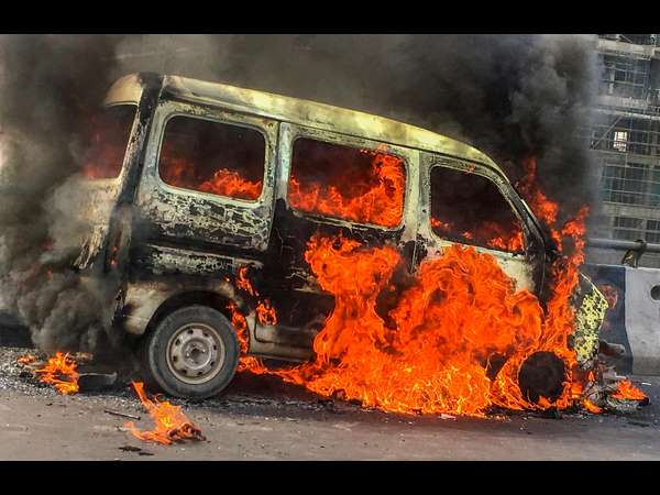 ಅಪಘಾತದ ಬಳಿಕ ಕಾರಿಗೆ ಬೆಂಕಿ, ಸುಟ್ಟು ಭಸ್ಮ 