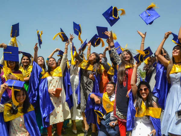 ಪದವಿ ಮುಗಿಸ ಸಂತಸದಲ್ಲಿರುವ ವಿದ್ಯಾರ್ಥಿಗಳು 