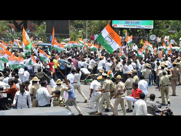  ಚಾಮುಂಡೇಶ್ವರಿಯಲ್ಲಿ ನಾಮಪತ್ರ ಸಲ್ಲಿಕೆ ವೇಳೆ ಕಾದಾಟ