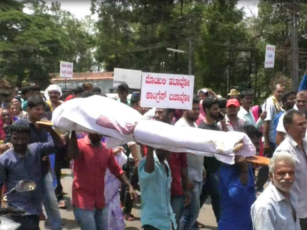 ಪ್ರಾರಂಭದಲ್ಲೇ ವೀರಪ್ಪ ಮೊಯ್ಲಿ ಆಕ್ಷೇಪ ಪ್ರಾರಂಭದಲ್ಲೇ ವೀರಪ್ಪ ಮೊಯ್ಲಿ ಆಕ್ಷೇಪ