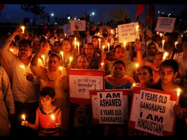 ಬಾಲಕಿ ಅತ್ಯಾಚಾರ ವಿರೋಧಿಸಿ ಕ್ಯಾಂಡಲ್ ಪ್ರತಿಭಟನೆ