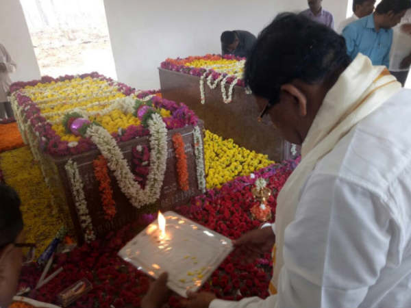 ತಂದೆ-ತಾಯಿ ಸಮಾಧಿಗೆ ಪೂಜೆ